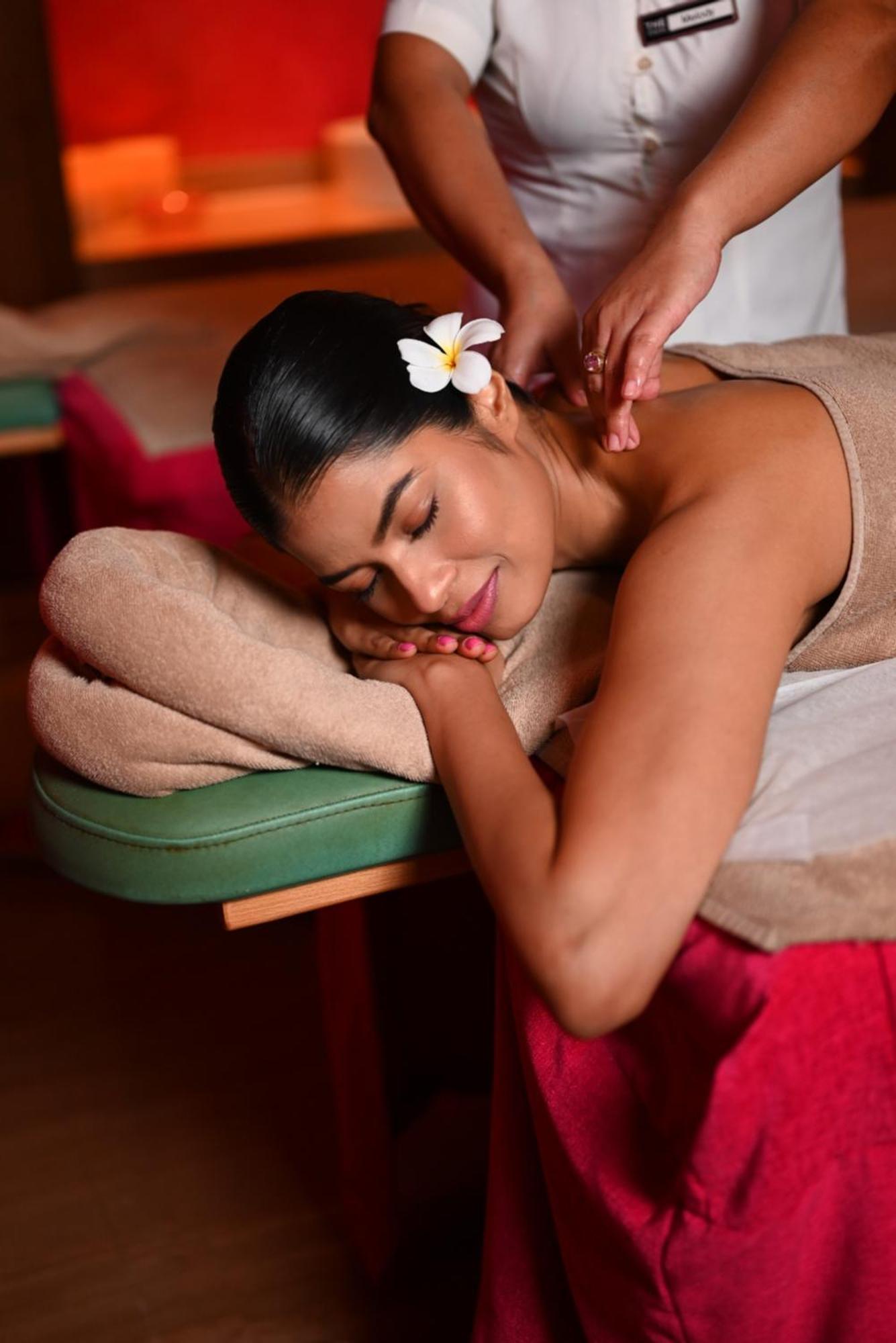 The Park Kolkata Hotel Kültér fotó A woman receiving a massage