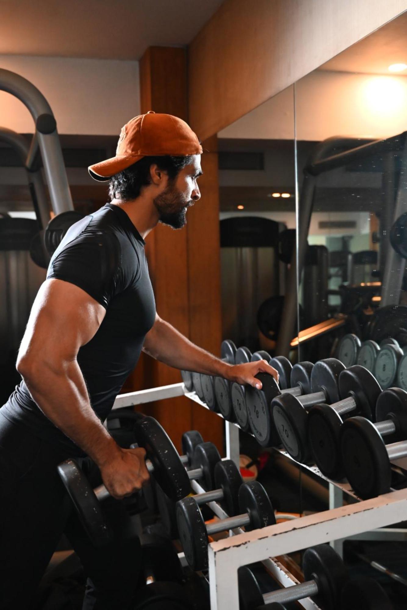 The Park Kolkata Hotel Kültér fotó A bodybuilder selecting a dumbbell