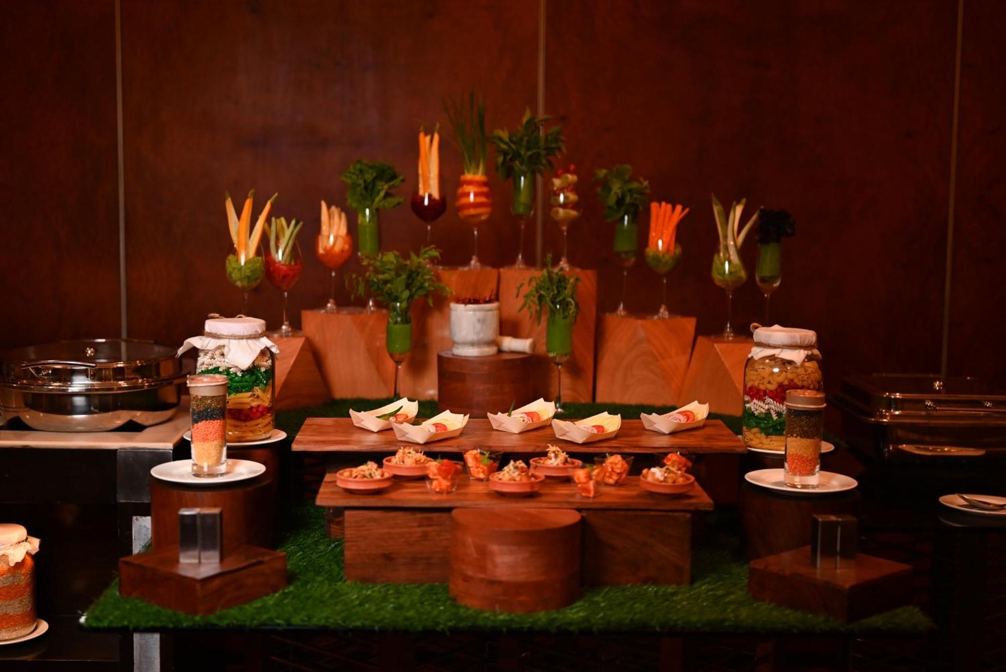The Park Kolkata Hotel Kültér fotó A buffet at a restaurant