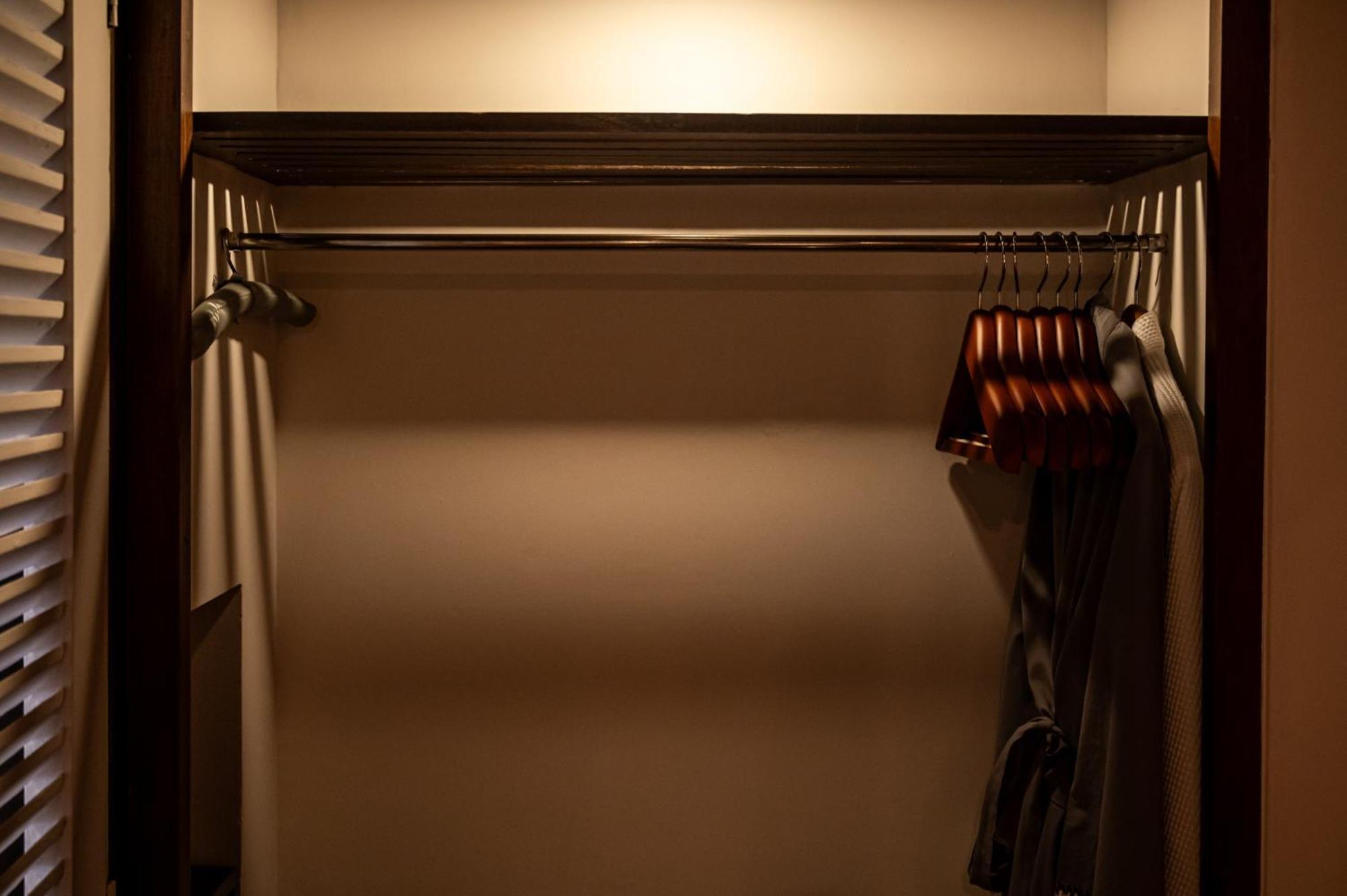The Park Kolkata Hotel Kültér fotó A wardrobe