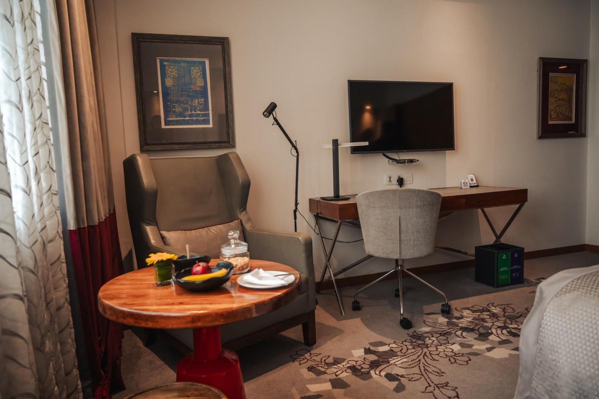 The Park Kolkata Hotel Kültér fotó A room at the hotel after the blast