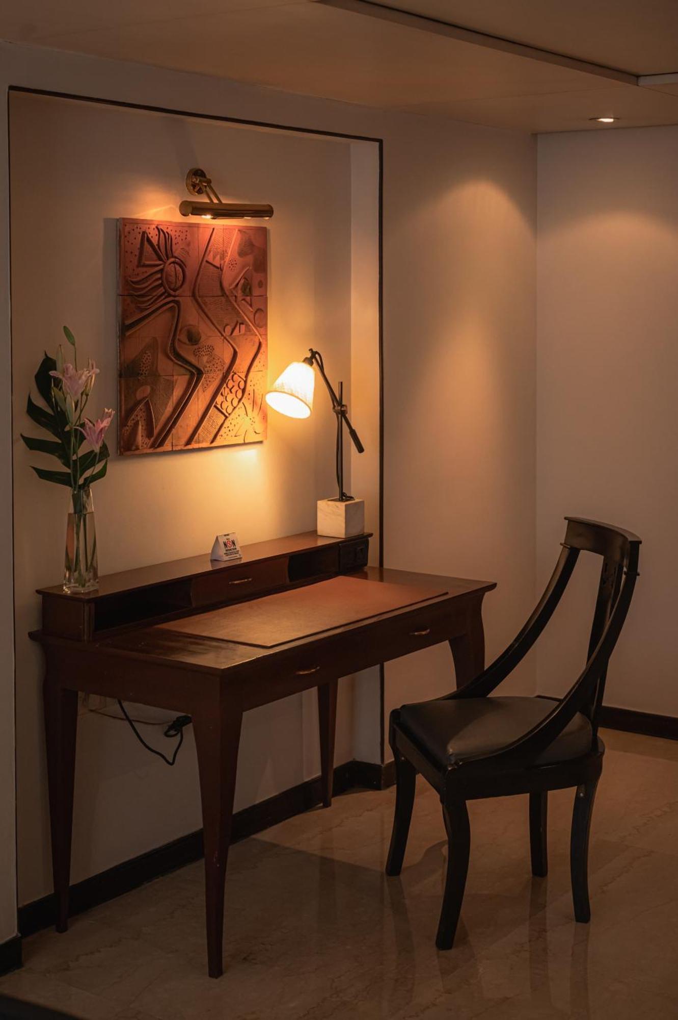 The Park Kolkata Hotel Kültér fotó A desk with a chair